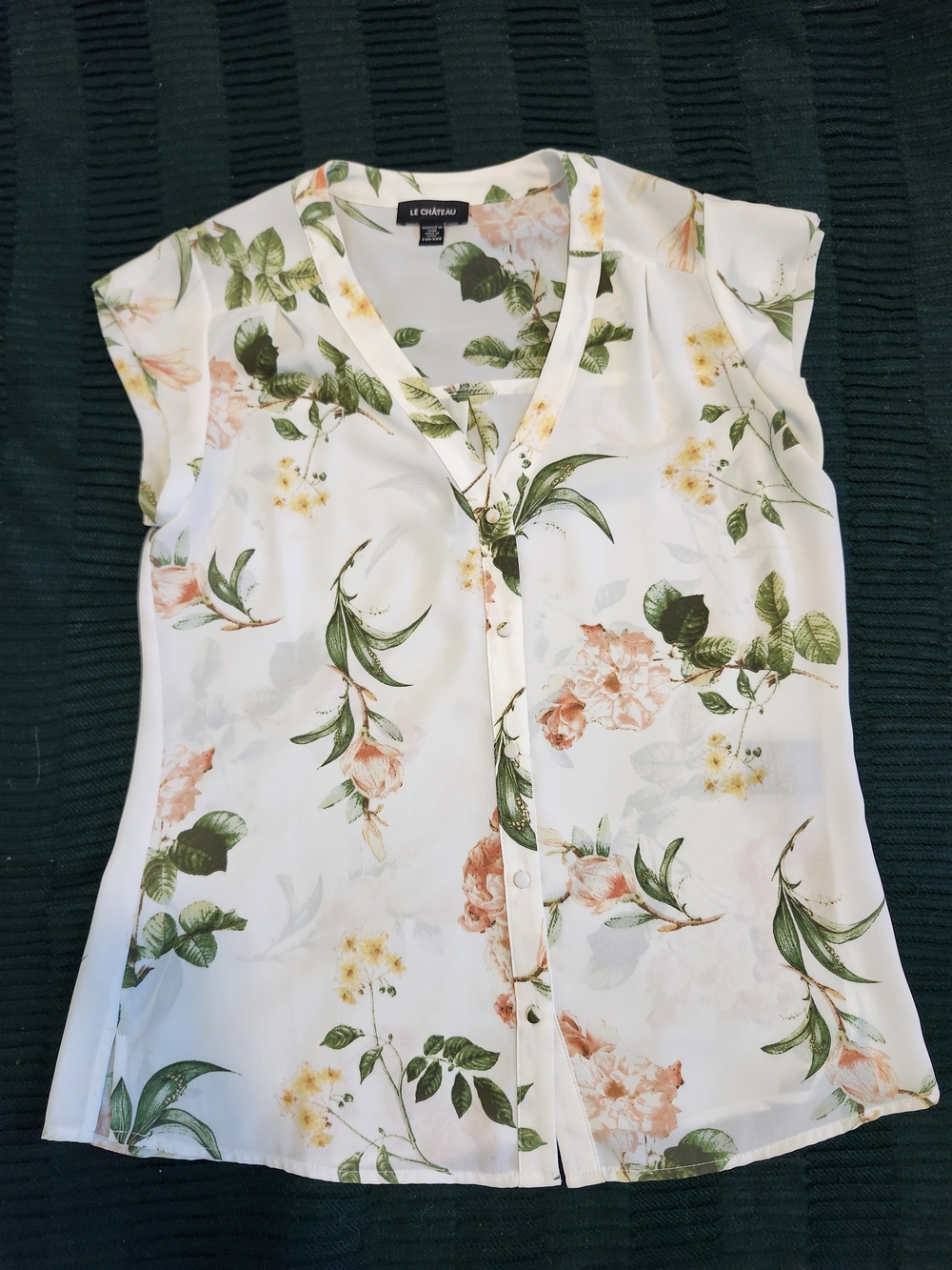 le chateau White Floral Button-Front Cap Sleeve Blouse 18" Wide Fits Medium